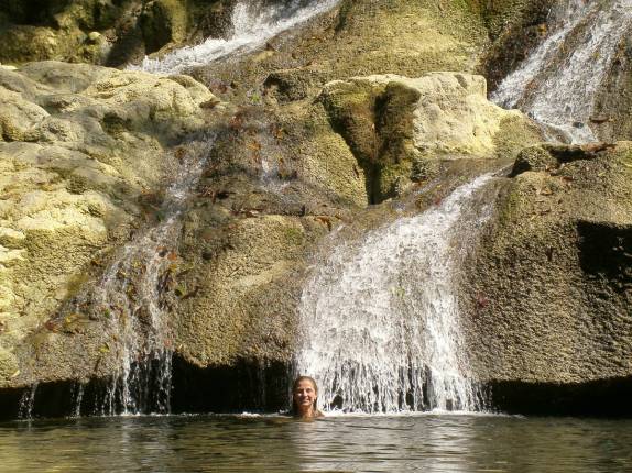 Refrescando-se em uma bela cachoeira, depois de muito caiaque e uma trilha para lá chegar (perto de Livingston, na Guatemala)